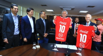 Caiado ressalta importância do incentivo ao esporte em assinatura de patrocínio entre Vila Nova e Grupo José Alves